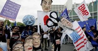 Bangkok: thousands protest outside UN office